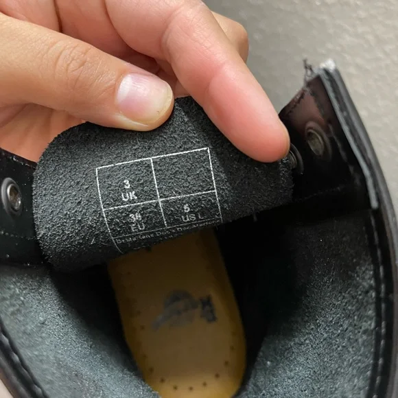 100% AUTHENTIC DR MARTENS SIZE 5!!! - Picture 3 of 8